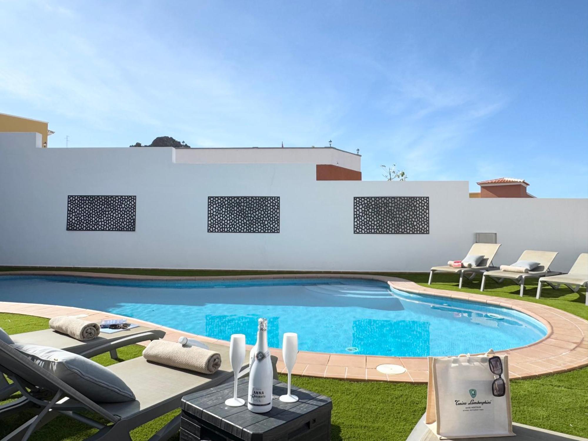 Villa Amorio A Spacious Modern Getaway With A Private Heated Pool & Sea Views Costa Adeje Dış mekan fotoğraf