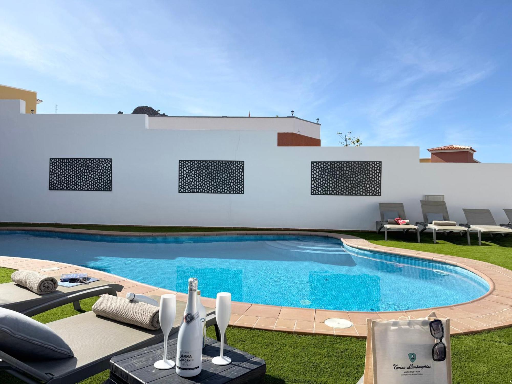 Villa Amorio A Spacious Modern Getaway With A Private Heated Pool & Sea Views Costa Adeje Dış mekan fotoğraf